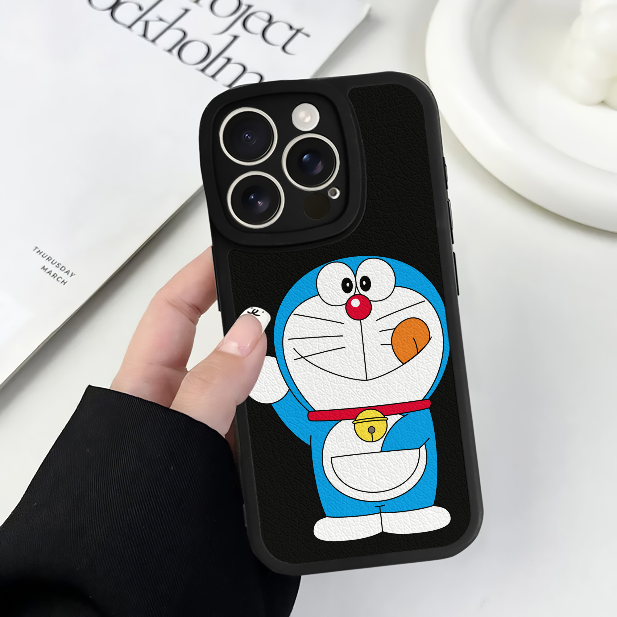 （画像用） ドラえもん Doraemon 【iPhone 16シリーズ対応】シリコンスマホケース（レザー調） 材質：シリコン